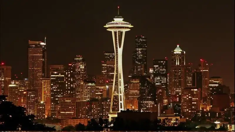 Ánh sáng Seattle Municipal Tower rực rỡ