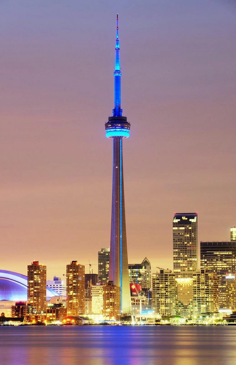 Chiêm ngưỡng Ánh sáng CN Tower rực rỡ mỗi đêm về
