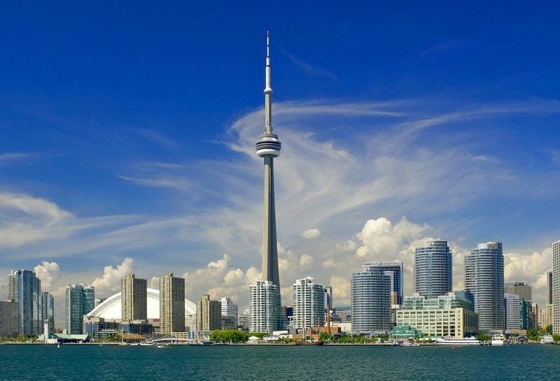Khám phá biểu tượng Canada CN Tower nổi bật giữa trời