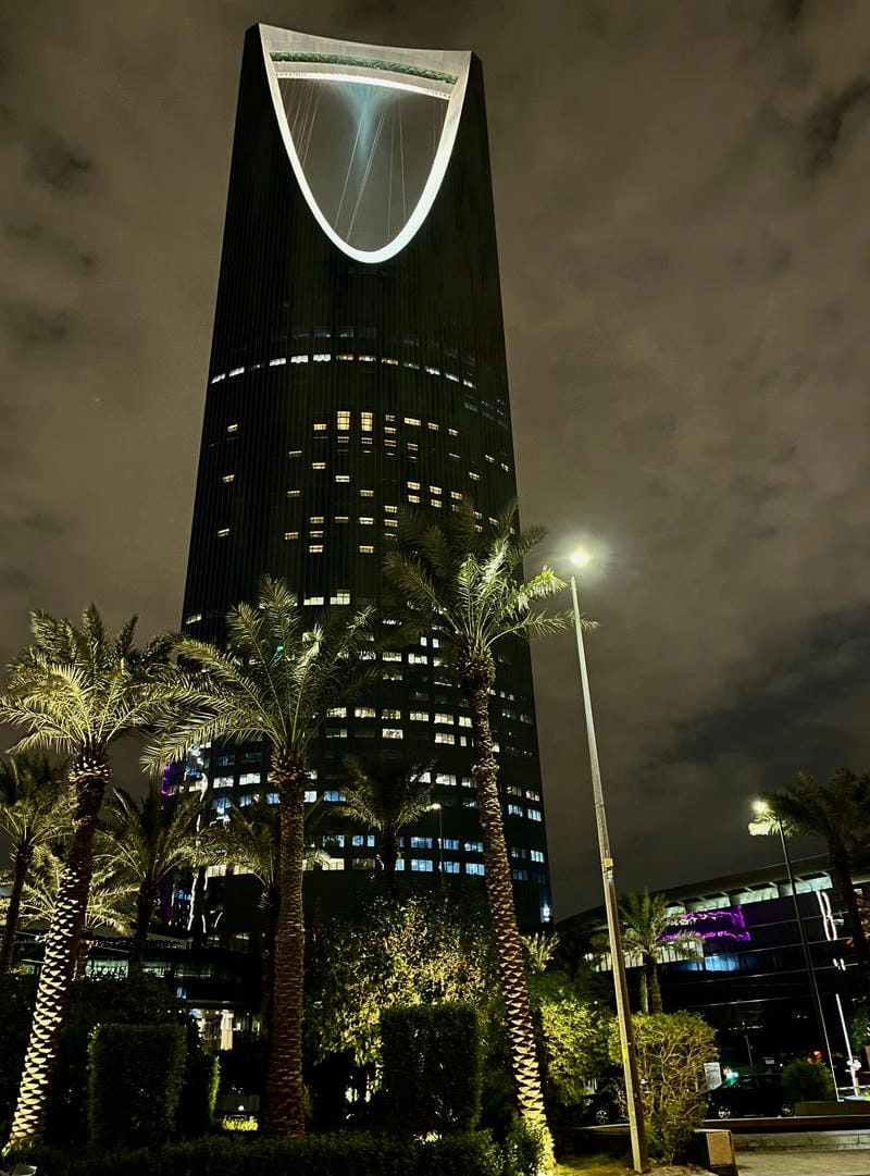 Cảnh đêm Kingdom Centre Tower lung linh ánh sáng huyền ảo