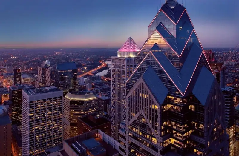 Toàn cảnh Philadelphia skyline One Liberty Place lung linh ánh sáng