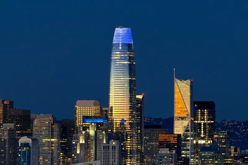 Tòa nhà Salesforce Tower về đêm huyền ảo tuyệt đẹp