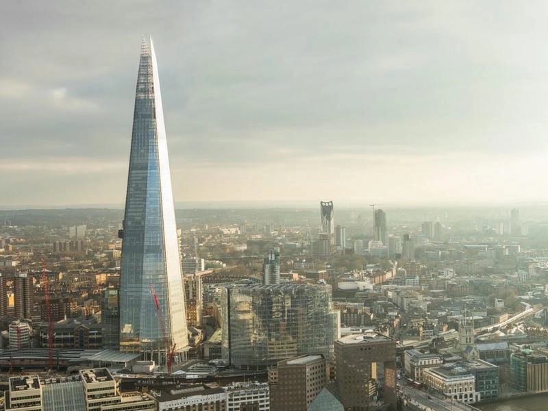 Khung cảnh The Shard ban ngày rực rỡ và nổi bật