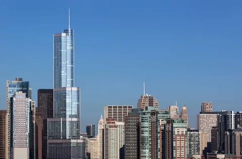 Ngắm nhìn Trump Tower Chicago ban ngày rõ nét từng góc