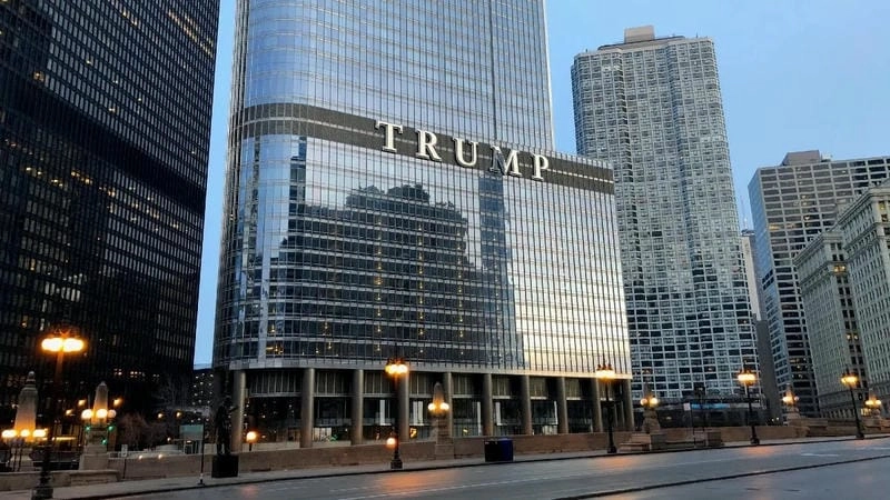 Toàn cảnh Cảnh đêm Trump Tower Chicago lung linh