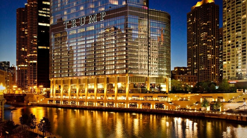 Thưởng thức Ánh sáng Trump Tower Chicago rực rỡ lung linh