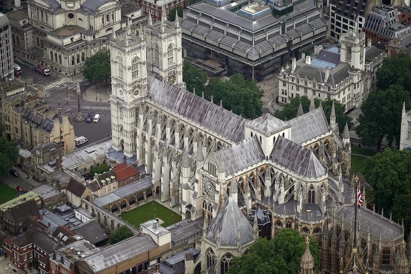 Mái vòm Tu viện Westminster nổi bật giữa bầu trời London