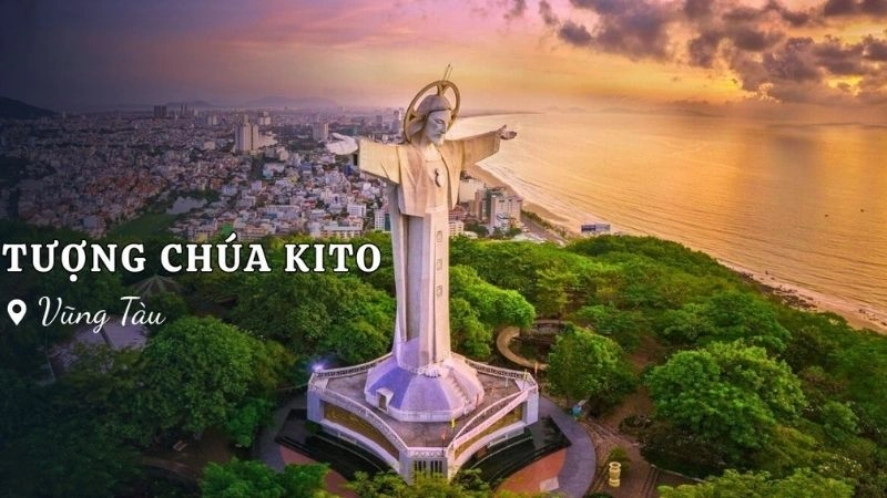 Tượng Chúa Kitô Vua sừng sững trên đỉnh Núi Nhỏ, thành phố Vũng Tàu, là một trong những bức tượng chúa lớn nhất châu Á