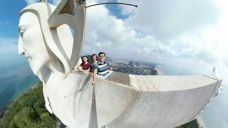 Bình yên Tượng Chúa Kitô trong gió biển