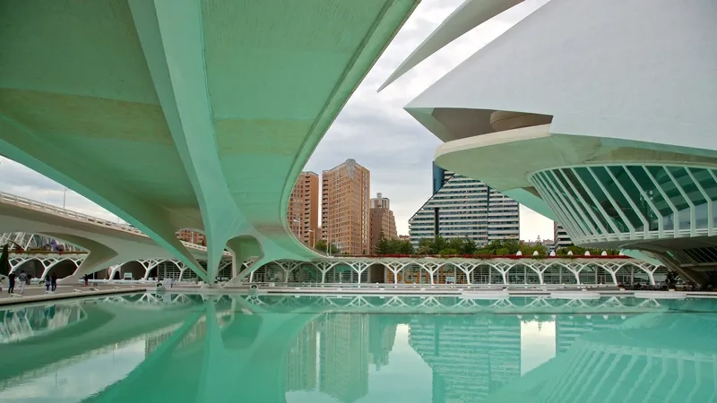 Valencia quyến rũ với kiến trúc cổ và hiện đại