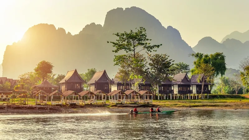 Vang Vieng nổi bật với cảnh núi non thơ mộng