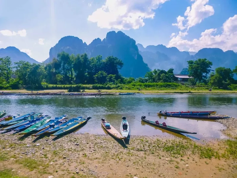 Sống chậm lại giữa cảnh sắc Vang Vieng yên ả