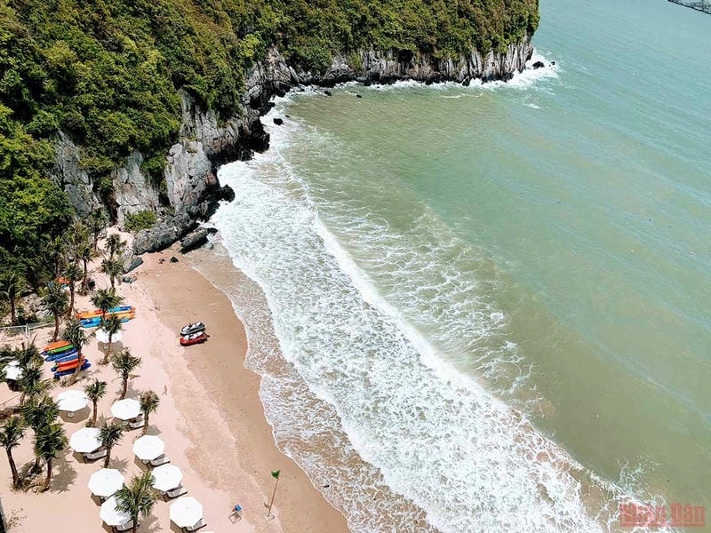 Tận hưởng view biển từ Villa biển Cát Bà qua ban công villa biển rộng