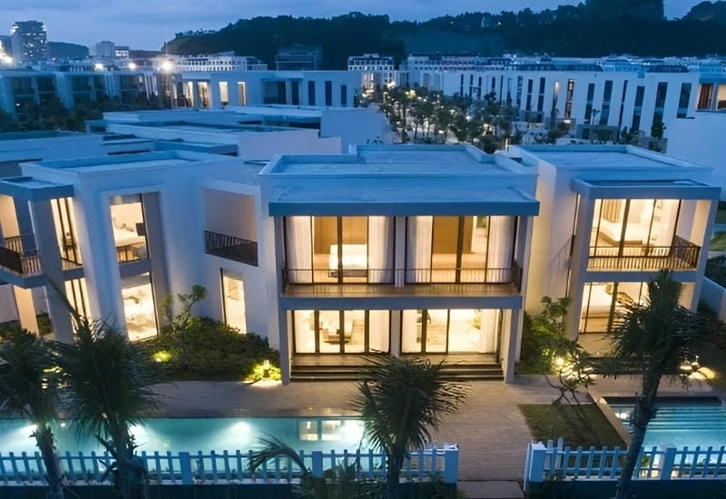 Ngắm biển từ ban công villa biển tại Villa biển Hạ Long