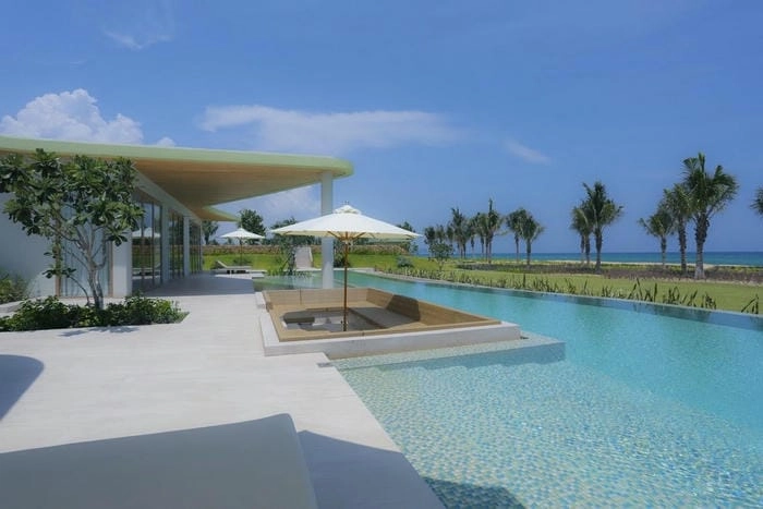 Ngắm hoàng hôn villa đỏ rực tại bãi biển Quy Nhơn lãng mạn