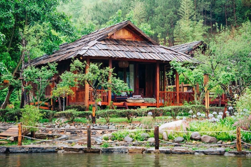 Ngắm sương mù bao phủ khung cảnh Villa đồi chè Mộc Châu