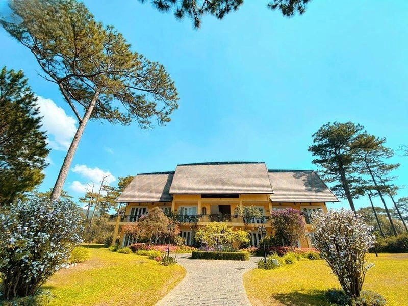 Ngắm hoàng hôn villa thơ mộng tại Villa đồi thông Đà Nẵng