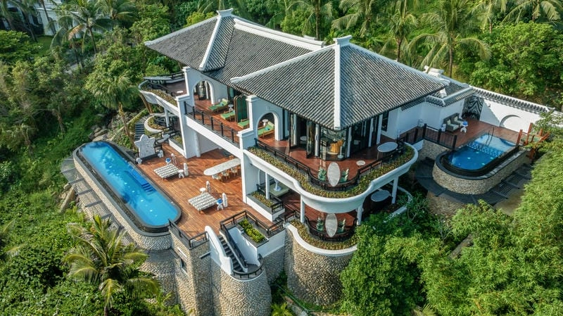 Tận hưởng hồ bơi villa Đà Nẵng sang trọng tại Villa đồi thông Đà Nẵng