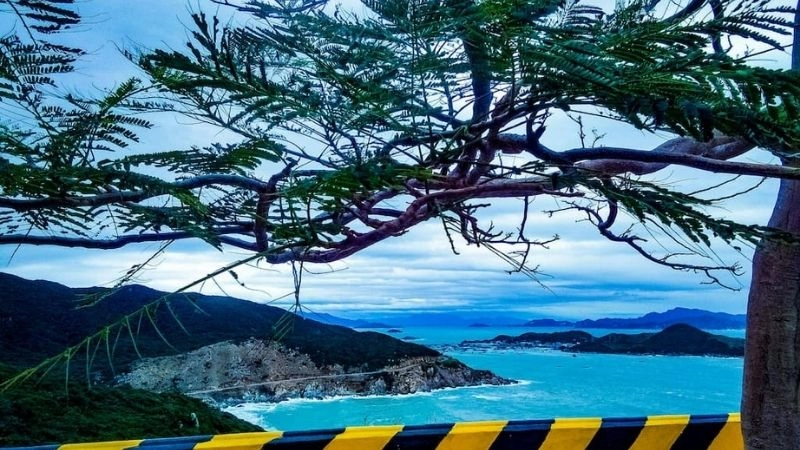 Bình yên Vịnh Vĩnh Hy giữa núi non và biển xanh