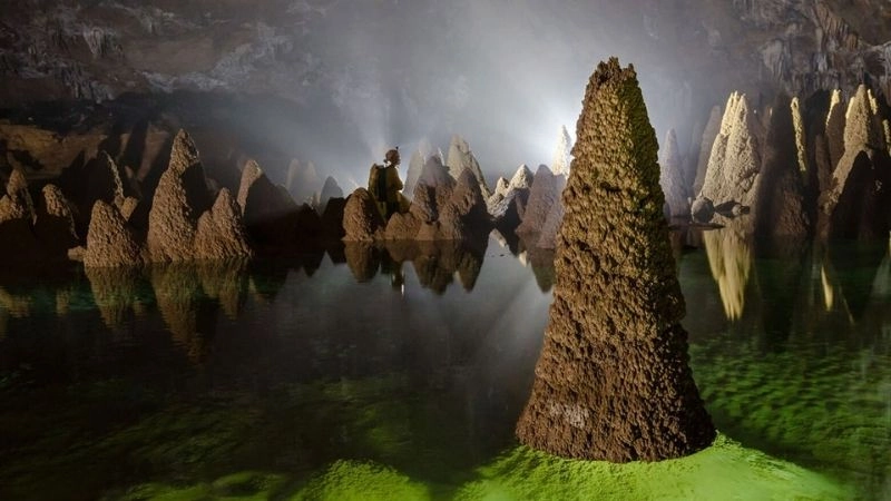 Động Phong Nha tráng lệ với thạch nhũ lung linh