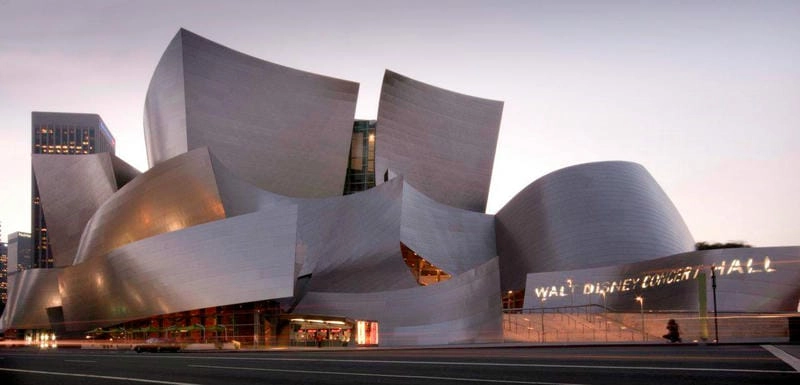 Toàn cảnh bên ngoài Walt Disney Concert Hall ấn tượng giữa Los Angeles
