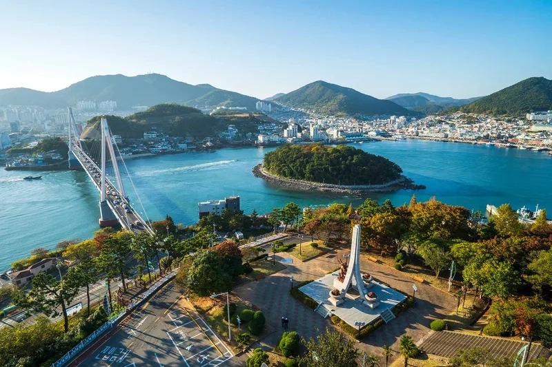 Yeosu là một thành phố ven biển nằm ở phía nam bán đảo Triều Tiên