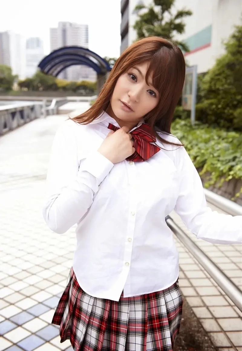 Em gái khoe hàng nơi công cộng táo bạo