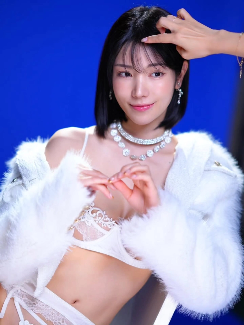 Gái xinh vú to show căng mọng cuốn hút