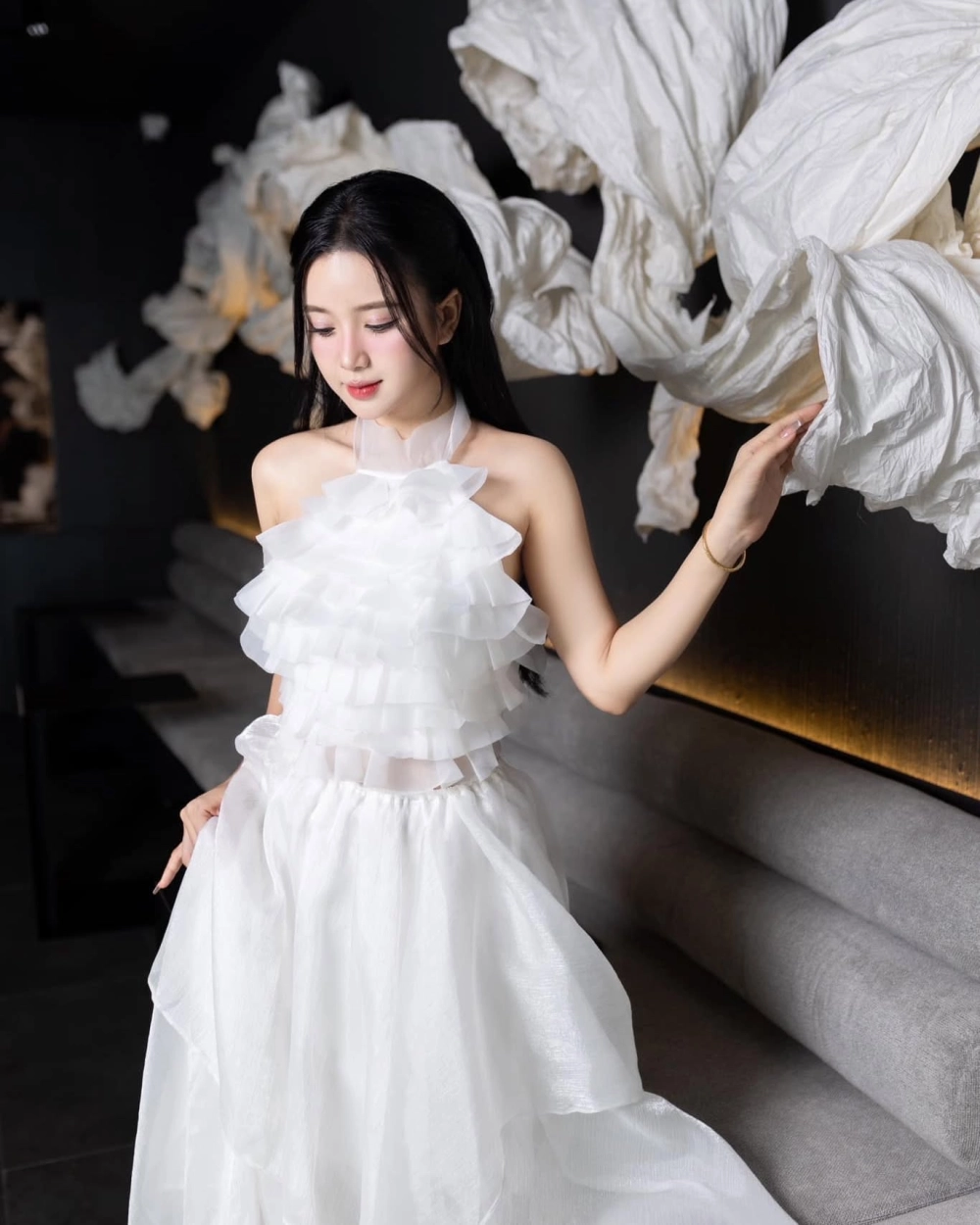 Lột đồ khoe hàng chậm rãi đầy mê hoặc