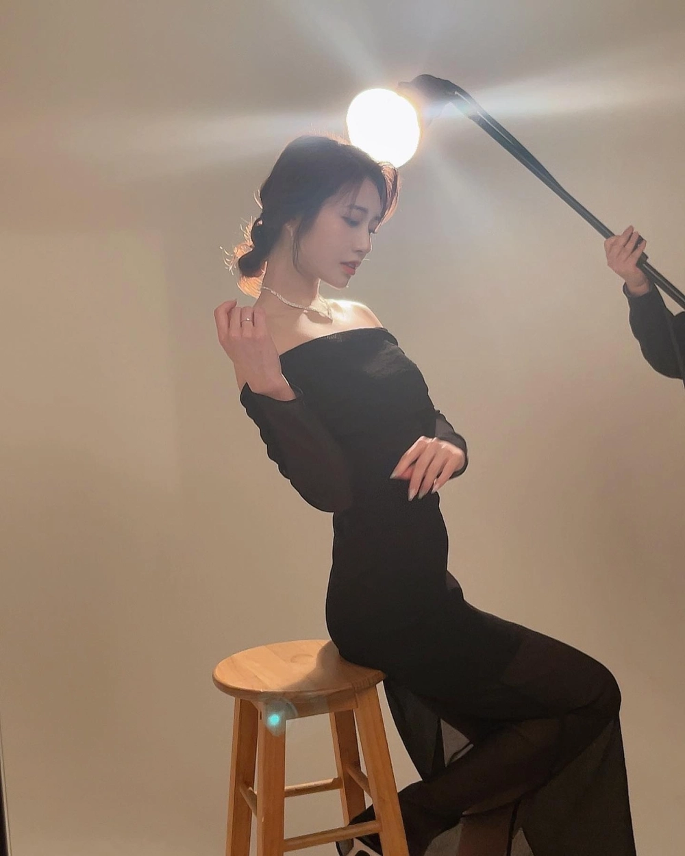 Áo đen nhảy khoe hàng sexy đầy cuốn hút