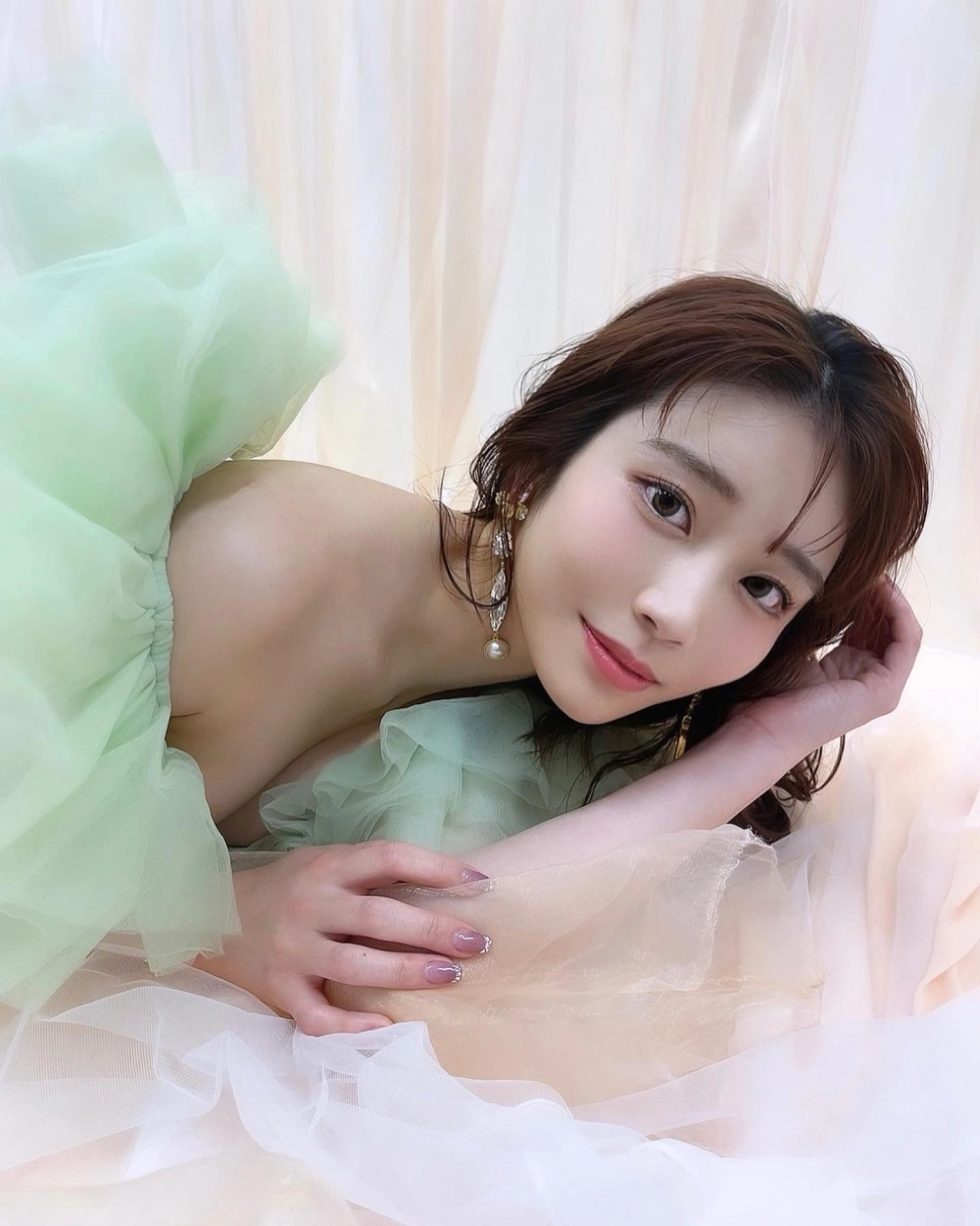 Gái xinh mặc lọt khe khoe hàng gợi cảm