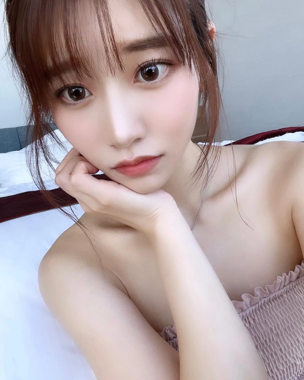 Gái xinh đu trend khoe hàng nóng bỏng