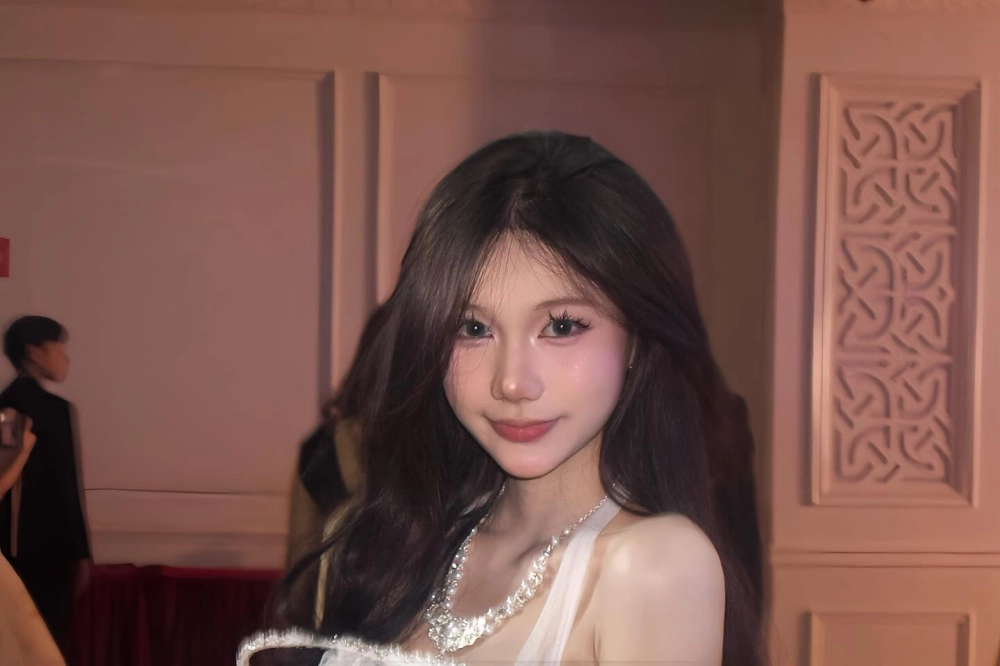 Gái 2k khoe hàng trẻ trung đầy gợi cảm