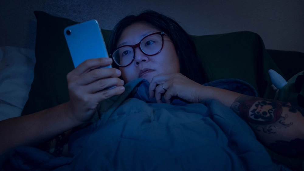 Ánh sáng xanh từ màn hình xuất hiện khắp nơi