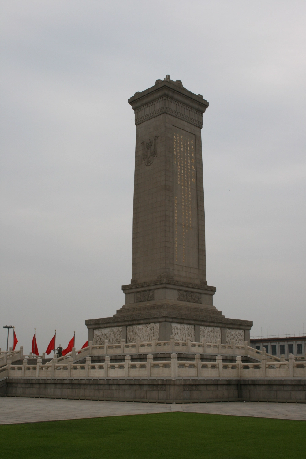 Đài tưởng niệm Anh hùng Nhân dân giữa quảng trường lớn