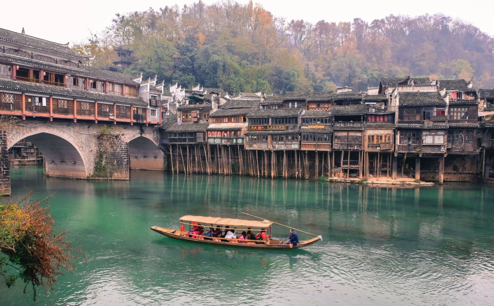 Nhà sàn Phượng Hoàng soi bóng bên sông