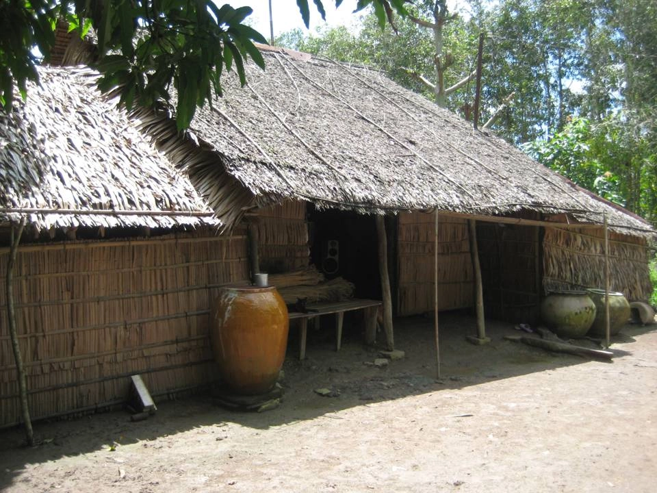 Đời sống miền Tây với nhà mái lá chan hòa thiên nhiên