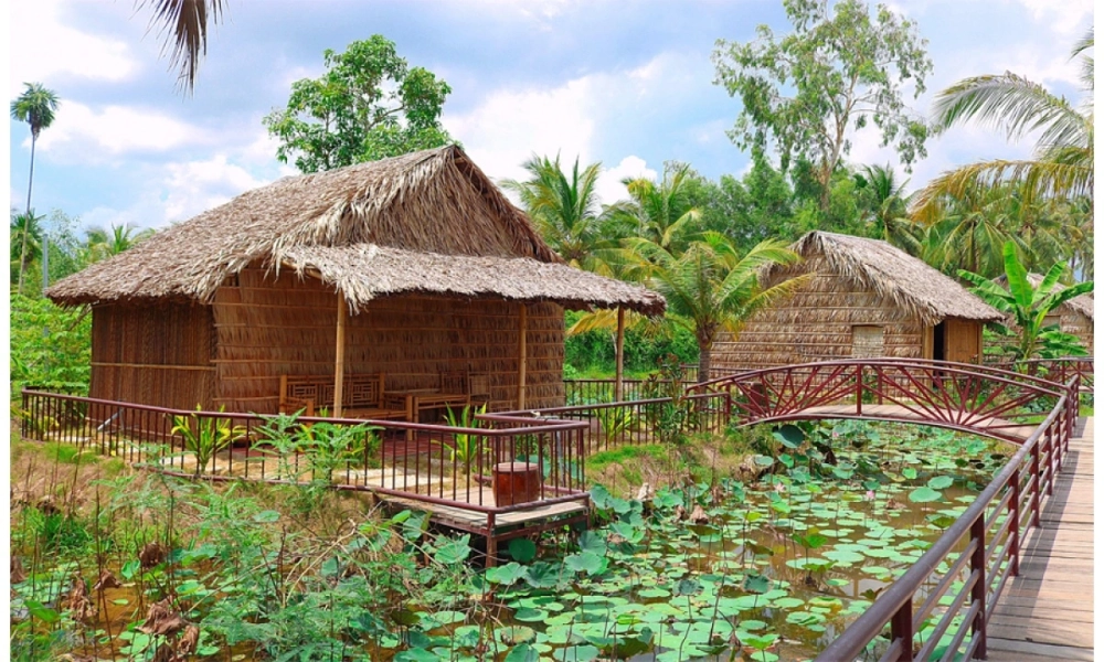 Nhà mái lá đơn giản miền Tây nhưng đầy ấm áp