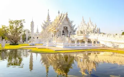 Khám phá vẻ đẹp huyền bí và tinh khiết của Chùa Trắng