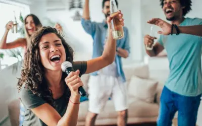 Làm thế nào để tổ chức buổi hát karaoke tại nhà thú vị?