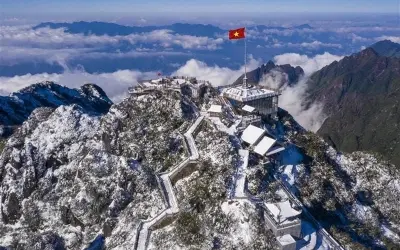 Mùa đông lạnh giá Lào Cai phủ trắng núi đồi băng tuyết
