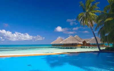 Trải nghiệm mùa hè bãi biển Maldives đẹp như thiên đường
