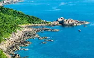 Khám phá biển Bình Định rực rỡ ngày hè nắng vàng