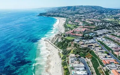 Mùa hè biển Cà Mau rực rỡ với nắng vàng và sóng xanh