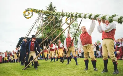 Mùa hè lễ hội Midsummer Thụy Điển sôi động rực rỡ