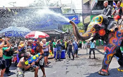 Mùa hè lễ hội Songkran Thái Lan sôi động và rực rỡ