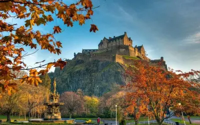 Mùa thu lá đỏ Edinburgh Scotland đẹp như tranh cổ tích