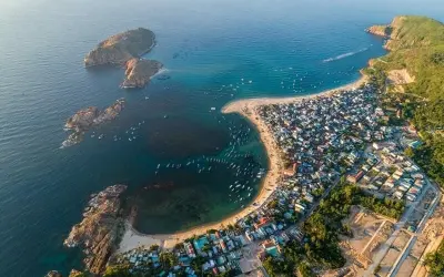 Mùa hè biển Quy Nhơn xanh biếc với cát trắng nắng vàng