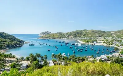 Ngắm ảnh mùa hè biển Vĩnh Hy xanh biếc và yên bình