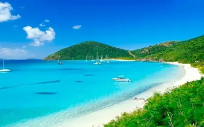 Mùa hè biển Hà Tĩnh xanh mát giữa nắng vàng rực rỡ